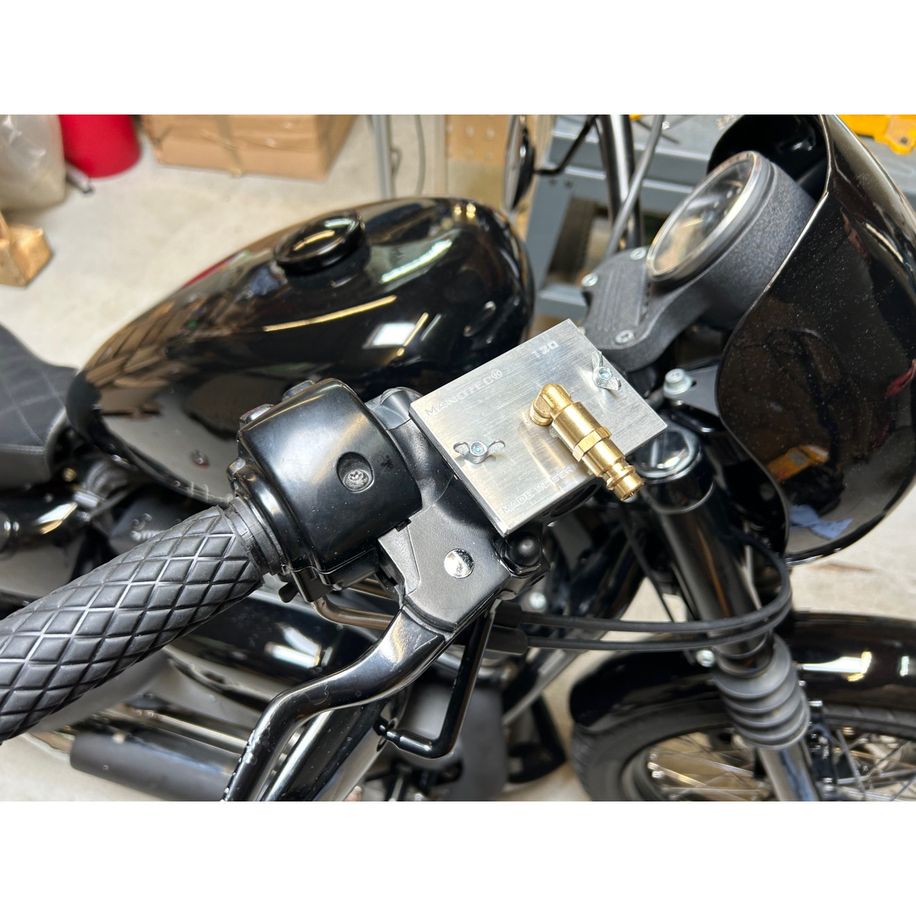 Manotec Adapter Nr. 120 an Harley Davidson Sportster Nightster