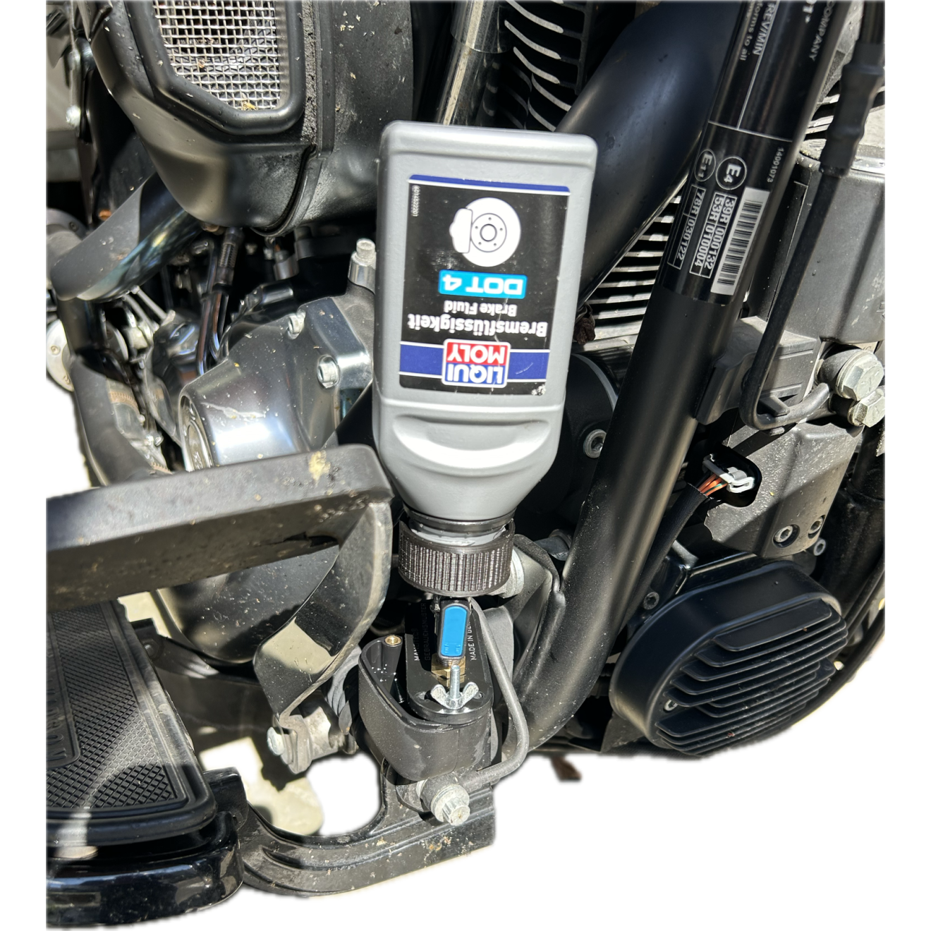 Nachfüllsystem montiert auf Harley Davidson FatBoy hinten